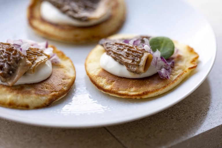 blinis med morkler og creme fraiche