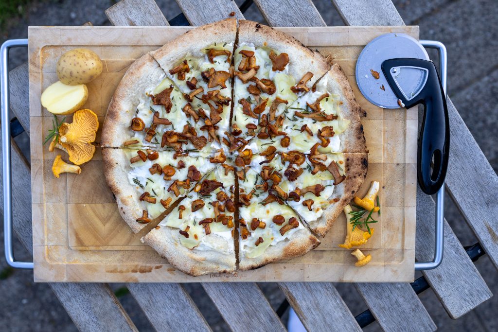 Hvid pizza med kantareller_10 Hvid pizza med kantareller, kartofler og rosmarin